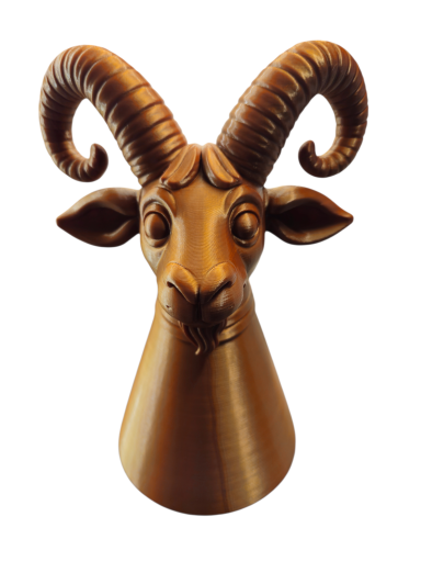 Tête de bouc en bois sculpté, avec de grandes cornes spiralées.